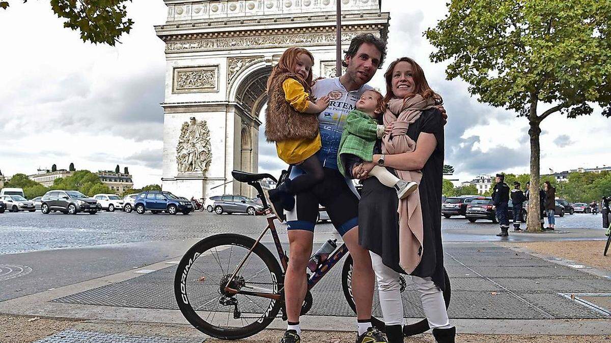 Mark Beaumont mit seiner Familie vor dem Triumphbogen in Paris