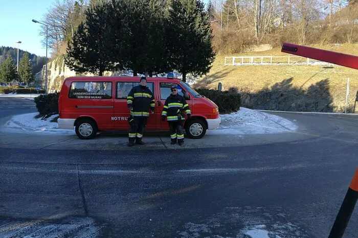 Feuerwehren helfen beim Umleiten des Verkehrs