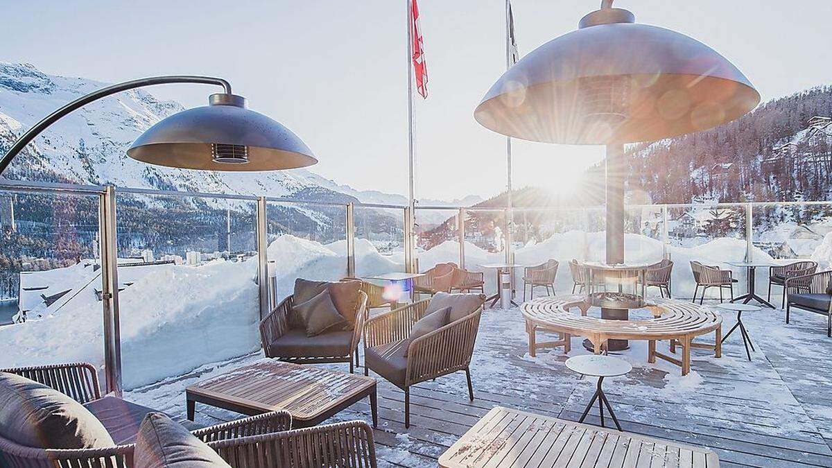 Die erste Rooftop-Bar in St. Moritz ist ein kosmopolitischer Treff im Hotel Monopol