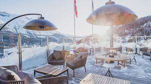 Die erste Rooftop-Bar in St. Moritz ist ein kosmopolitischer Treff im Hotel Monopol