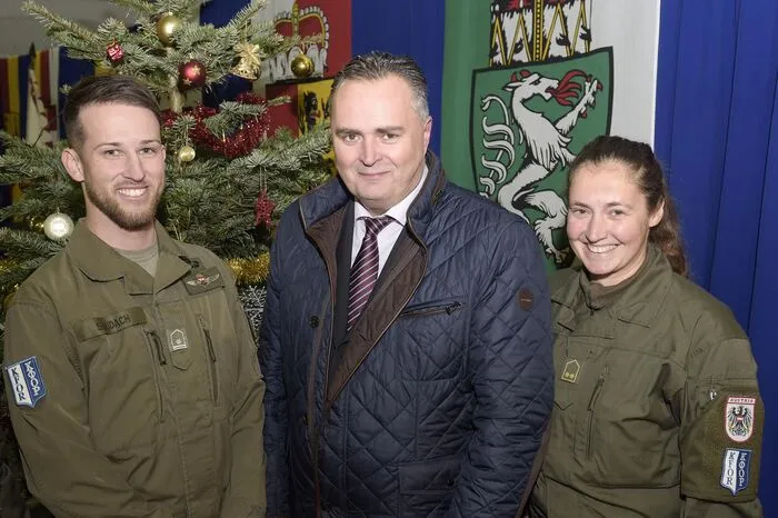 Wachtmeister Christopher Staudach, BM Doskozil und Oberleutnant Eszter Deak.