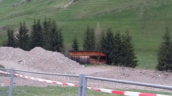 Dieses Gebäude liegt in der roten Zone. Der Gemeinderat widmete von Freiland in landwirtschaftliches Lager um. 