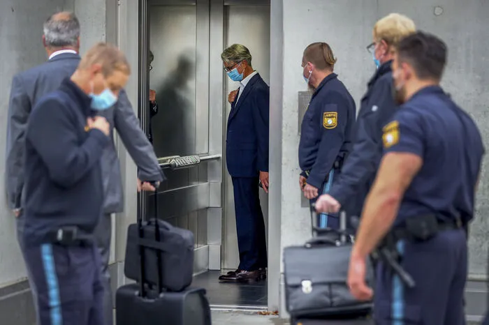 Stadler und der ehemalige Porsche-Vorstand Wolfgang Hatz, der vorher für die Motoren-Entwicklung bei Audi verantwortlich war, haben die Vorwürfe zurückgewiesen. Beide saßen monatelang in Untersuchungshaft: Stadler gut vier, Hatz sogar neun Monate. Während dieser Zeit verlor Stadler 2018 seinen Posten