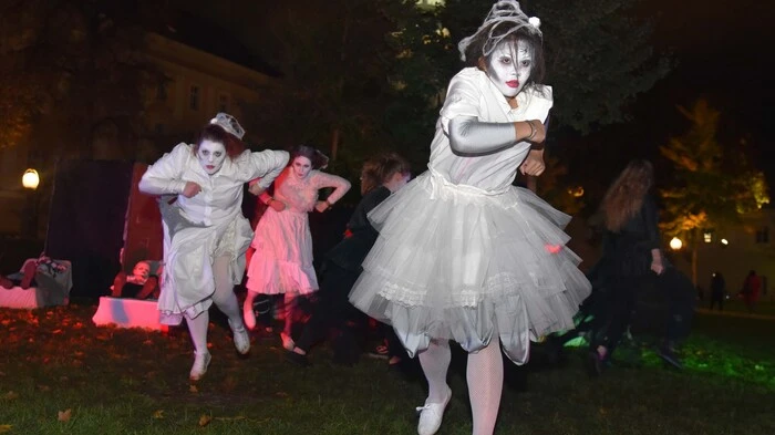 Der Park hinter dem Stadttheater und der Kardinalsplatz waren Donnerstag am späten Nachmittag Schauplatz von Halloween-Festen, bei denen die Jugendlichen tanzten.