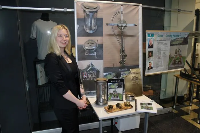 Ein Herzensprojekt von Nadja Fuchs (Lehrbetrieb Schösswender GmbH) war es, das Grab ihres vor kurzem verstorbenen Großvaters zu gestalten. Eindrucksvoll und mit viel Handwerk und künstlerischem Augenmerk wurde dieses Projekt gefertigt.