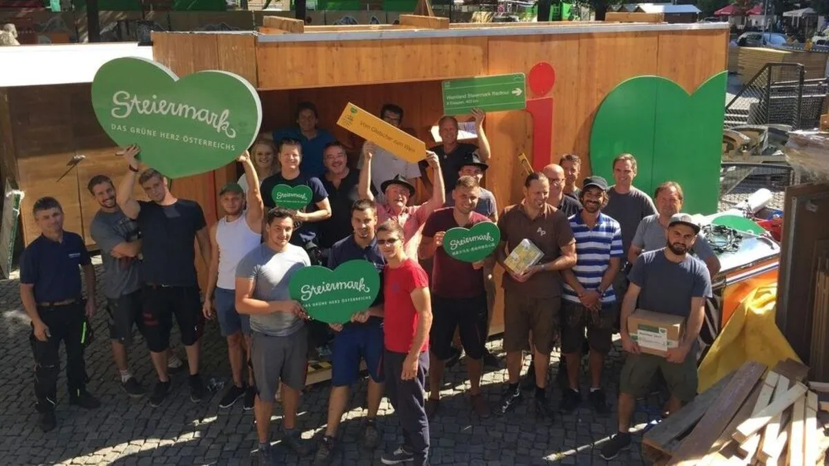 München mit Grünem Herz: Schon seit Anfang der Woche wird am Rindermarkt aufgebaut