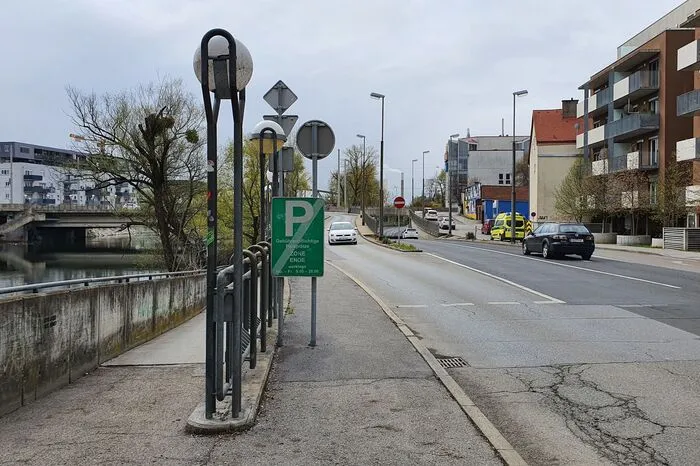 Das Problem auf der Grieskai-Seite: Dort kommen Radfahrer derzeit nicht unter der Brücke durch.