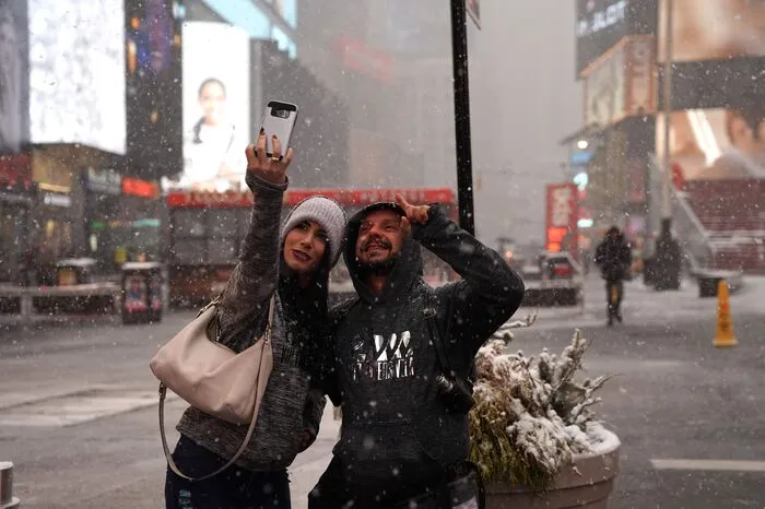 Wegen des Schneesturms "Toby" wurden in New York bis Mittwochabend bis zu 45 Zentimeter Schnee erwartet. New Yorks Bürgermeister rief die rund 8,5 Millionen Einwohner der Stadt auf, am Abend möglichst zu Hause zu bleiben.  
