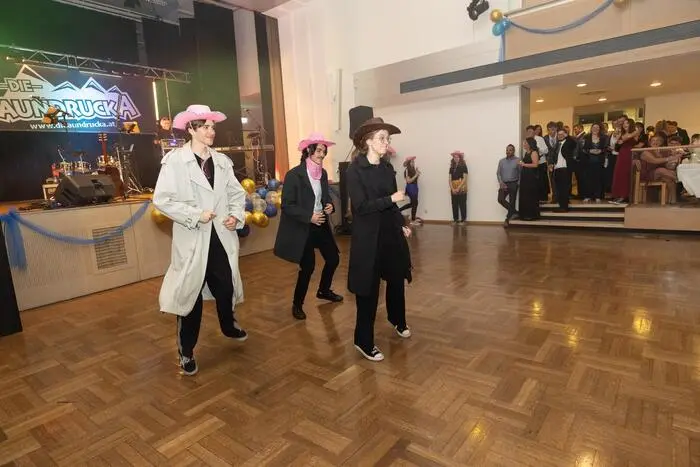 Zwölf Schüler, ein gemeinsames Ziel: Mit großem Engagement und Teamgeist verwandelte die Abschlussklasse ihren Maturaball in ein unvergessliches Fest.