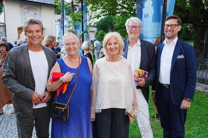 Landtagsabgeordneten Stefan Sandrieser, Stiftspfarrer Slawomir Czulak, Bürgermeister Alexander Thoma mit Partnerin Marianne Schneider, Kulturstiftungs-Vorsitzende Ina Maria Lerchbaumer, Julia und Erika Schuster vom Kunsthaus Gmünd, die Mediziner Primarius Michael Lehofer und Klemens Fheodoroff, die Intendanten Bernhard Zlanabitnig (Musikwochen Millstatt) und Helga Pöcheim (Via Iulia Augusta), Musikschuldirektor Hans Brunner mit Ehefrau Karin und TZMOE-Betreiberin Brigitte Stocker mit Ehemann Wolfgang.  