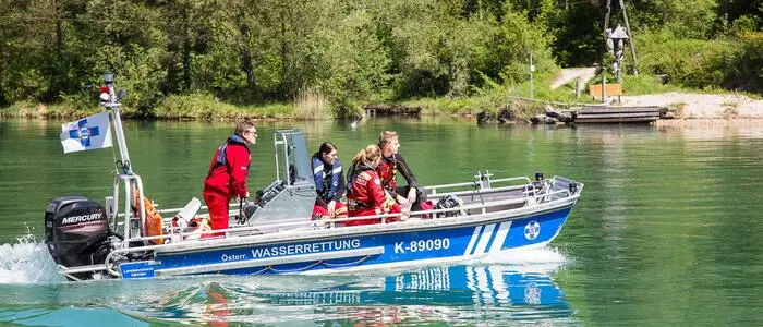 Man sieht einige Wasserretter auf einem Boot