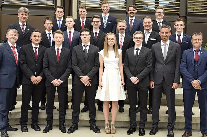 Die Schülerinnen und Schüler der 5 AHWIM: Kilian Chibidziura, Simon Gartner, Alexander Glössl, Paul Kiedl, Alexander Köck, Reinhard Maier, Simon Mandl, Stefan Mayrhofer, Manuel Meister, Tobias Meixner, Verena Pechtl, Florian Pichler, Raphael Stadlober, Benjamin Tahiri, Betim Tahiri, Christoph Tieber, Daniel Tödtling, Julian Wallner, Fabian Zotter. Klassenvorstand: Wolfgang Koschar.