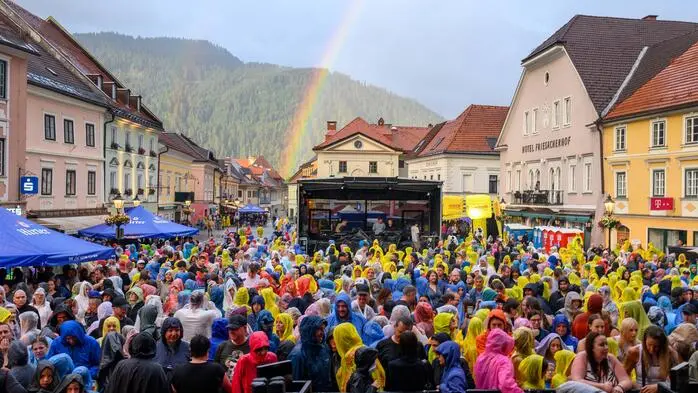 Während vor Konzertbeginn noch Regen über den Hauptplatz zog, besserte sich das Wetter pünktlich zum Auftritt. Die zahlreichen Fans ließen sich davon nicht abschrecken und sorgten gemeinsam mit den Künstlern für eine ausgelassene Stimmung.