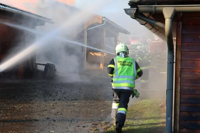 14 Feuerwehren aus Murtal und Murau mit 120 Einsatzkräften kämpften gegen das Feuer, das bereits um 9.10 Uhr bekanntgegeben wurde. 
