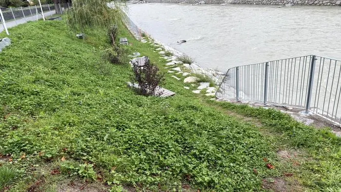 Die Sonnenlounge in Lienz fällt steil zur Isel ab