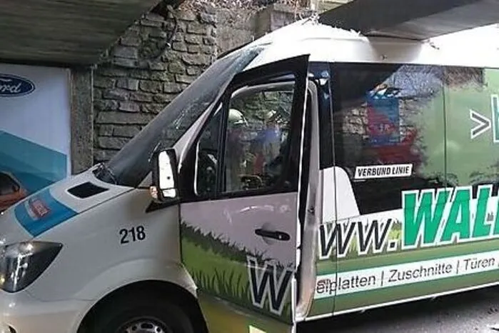 Ein Citybus-Lenker führte aus noch ungeklärter Ursache eine Notbremsung in der Meierhofstraße in Kapfenberg durch, prallte aber trotzdem gegen die Bahnunterführung. Dadurch wurden drei Insassen verletzt, eine Person musste noch am Unfallort in künstlichen Tiefschlaf versetzt werden. Mehr dazu.