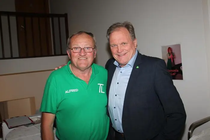 Unter den Premieren-Gästen war auch Bürgermeister Erwin Dirnberger (rechts).