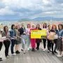 Strahlende Gesichter bei der Übergabe des Schecks an die AÖF