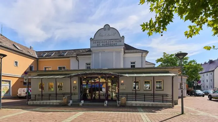 Das Gemeindezentrum von St. Ruprecht beherbergt seit 100 Jahren das legendäre Volkskino, das von einst 500 Sitzplätzen auf 70 geschrumpft ist