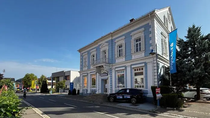 Das ehemalige Arzthaus, heute Sparkasse in Kirchbach