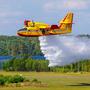 Canadair-Flugzeuge stehen derzeit in Moggio Udinese im Einsatz und holen in Kärnten Löschwasser (Archivfoto)