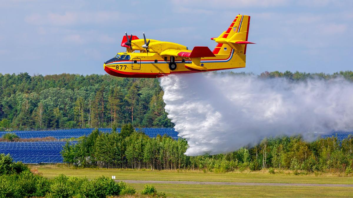 Canadair-Flugzeuge stehen derzeit in Moggio Udinese im Einsatz und holen in Kärnten Löschwasser (Archivfoto)