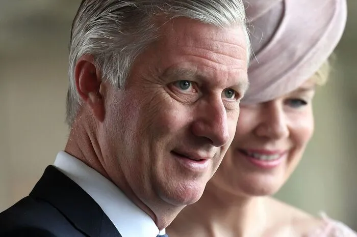 Darunter König Philippe und Königin Mathilde.