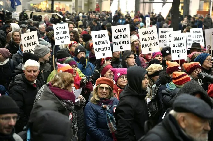 Organisiert wurde die Demonstration von der Plattform für eine menschliche Asylpolitik, der Offensive gegen Rechts und der Plattform Radikale Linke. Gemeinsam wirft man Schwarz-Blau rassistische, rechtsextreme und neofaschistische Tendenzen vor.