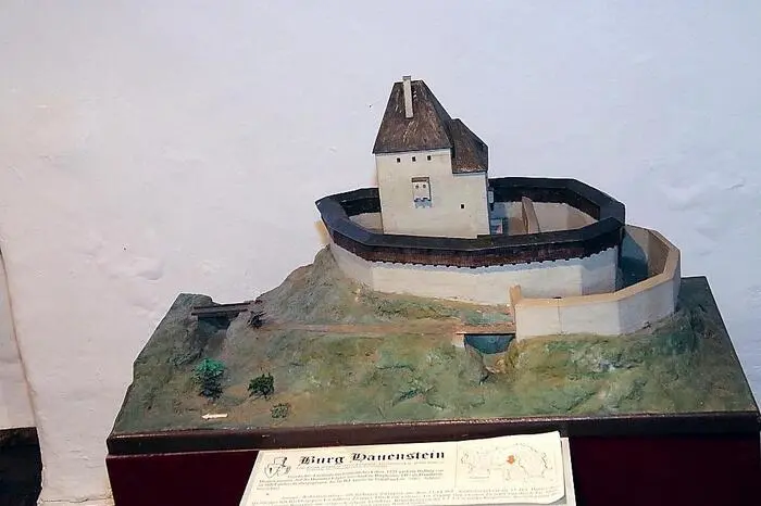 Ernst Lasnik sprach über die Geschichte der Anlage, vom Turm zur Burg zum Schloss und zuletzt als Bergarbeiterwohnhaus. 