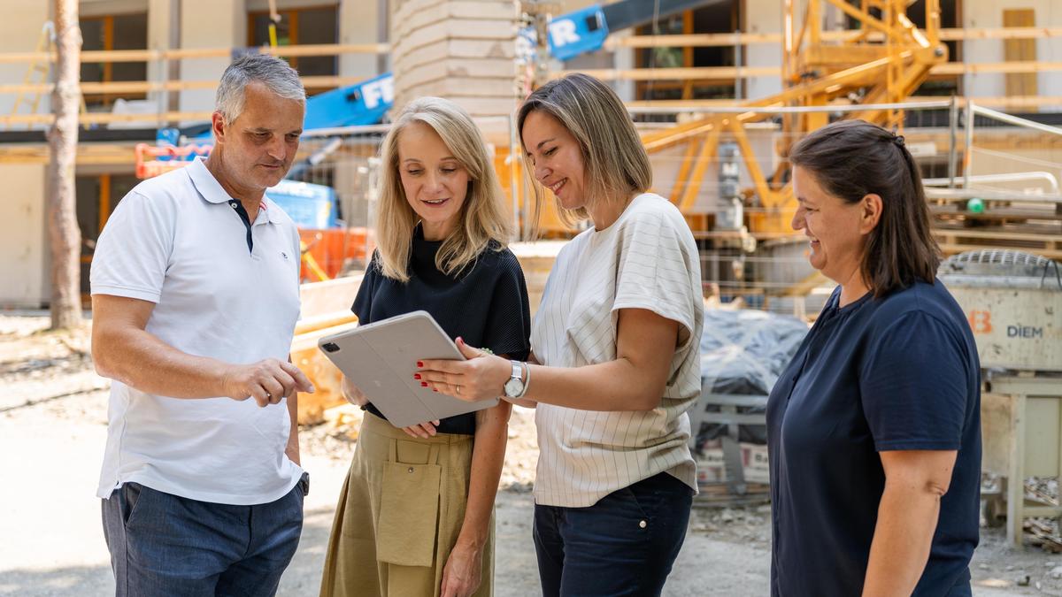 Thermenchef Gernot Deutsch mit den Architektinnen Marleen Viereck-Kals, Angelina Boskovic und Empfangschefin Maria Grüner