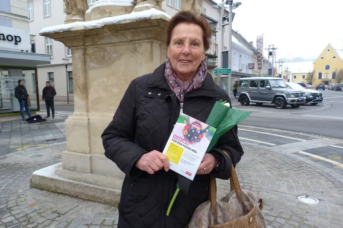Unter dem Motto #spürdenfrühling verschenkten wir weiße Tulpen an die begeisterten Passanten. Klicken Sie sich durch!