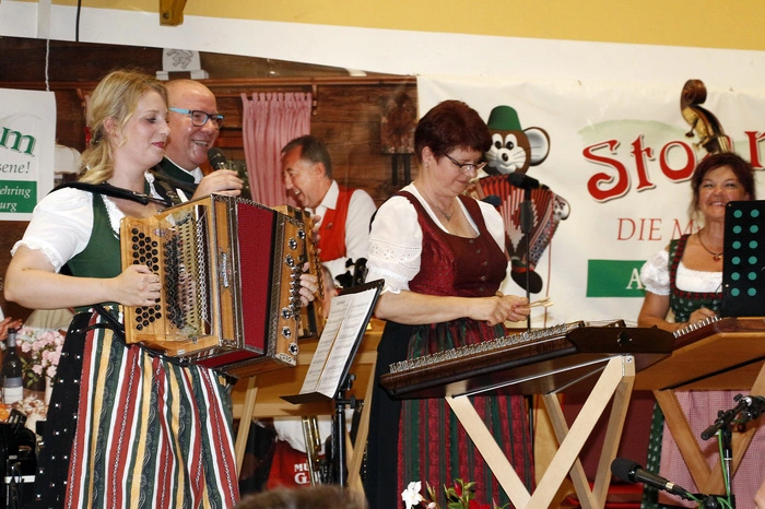 ...das Jubiläumsfest "10 Jahre Stoanineum-Außenstelle" statt.
