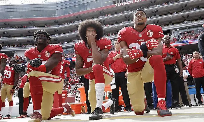 Colin Kaepernick (Mitte)