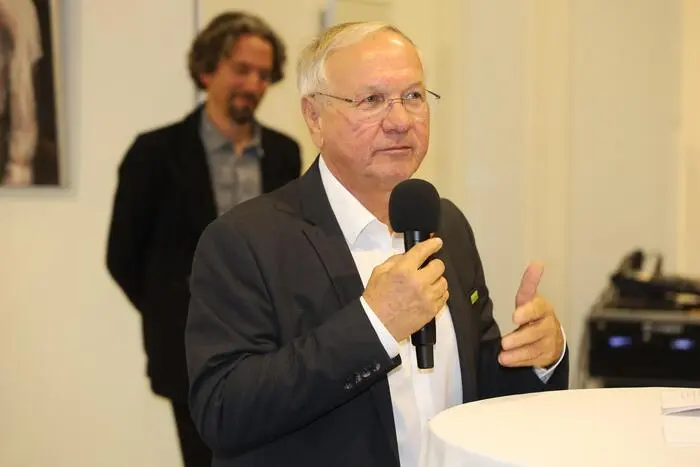 Mit der Performance „Ich bin ein plurifakter Künstler“ von Michael Endlicher wurde die Ausstellung von Bürgermeister Josef Ober und Kulturreferent Michael Mehsner eröffnet