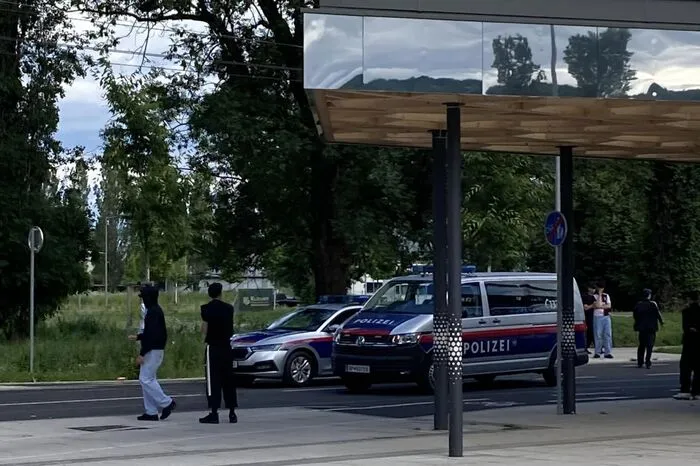 Die Gruppe schwankt zwischen 35 und 70 Personen, die Jugendlichen laut Polizei zwischen 12 und 16 Jahre alt...