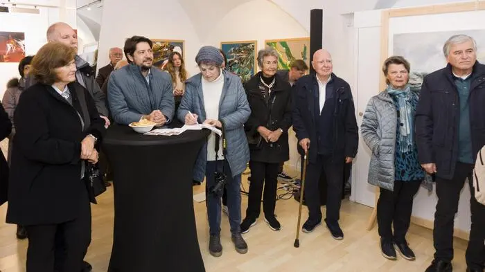 Die Ausstellung „Frauenpower II“ wurde am 7. November in der Stadtgalerie in der Judenburger Burggasse eröffnet und zeigte Werke von vier Malerinnen, die sich bei einem VHS-Kurs zusammenfanden und seither regelmäßig gemeinsam unter dem Namen „Incontro“ malen.