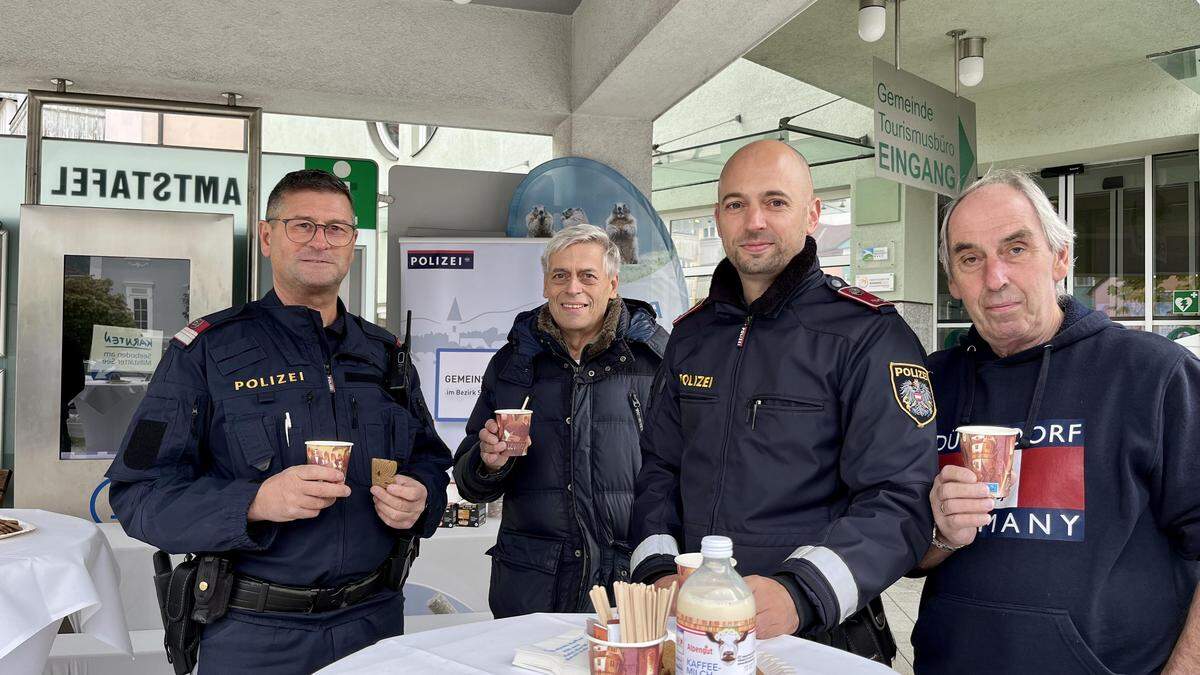 Bei Kaffee tauschte man sich mit den Polizisten Bruno Wernitznig und Marco Koch aus 