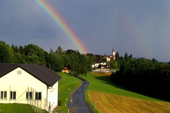 Gerhard Hainzl fotografierte diesen Regenbogen über dem Schloss Hollenegg.