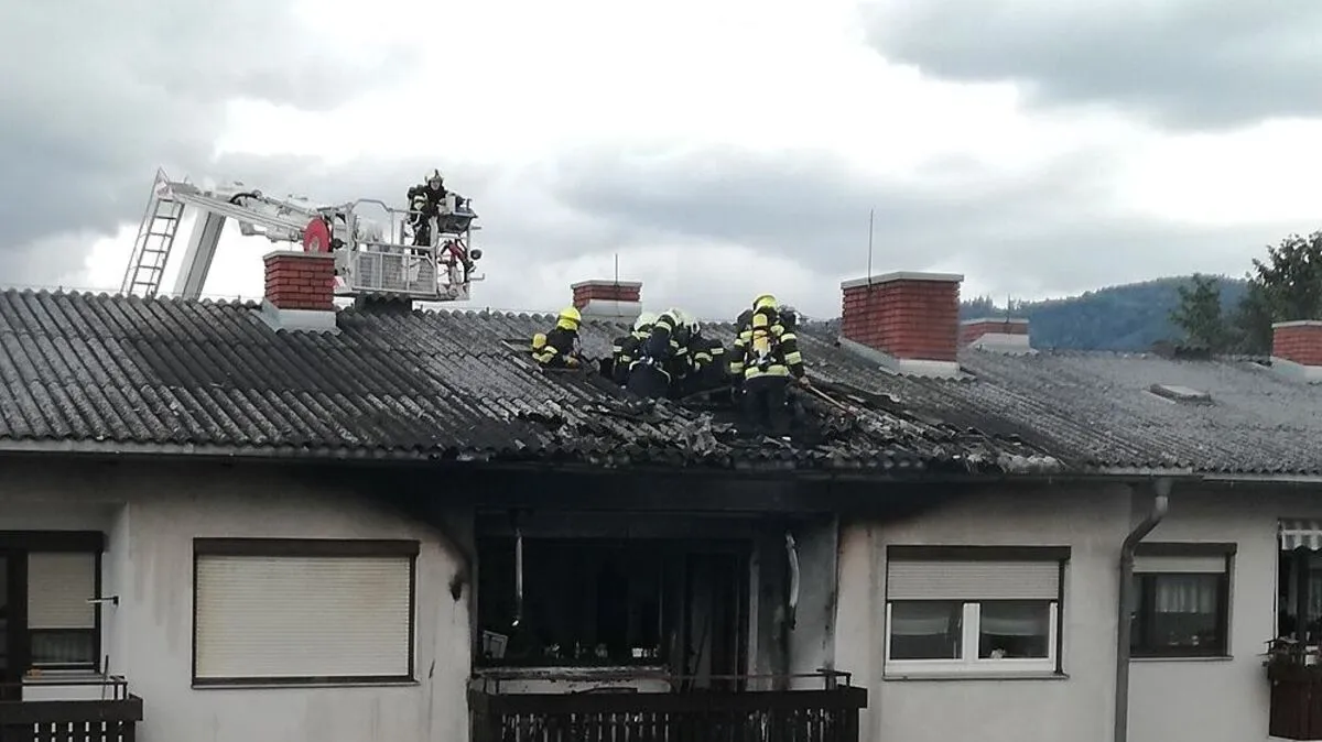 Die Flammen griffen vom Balkon aufs Dach des Mehrparteienhauses über