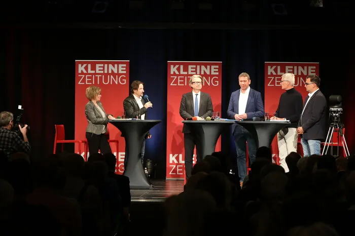 ... bevor die Moderatoren Ute Groß und Ernst Sittinger die Diskussion eröffneten
