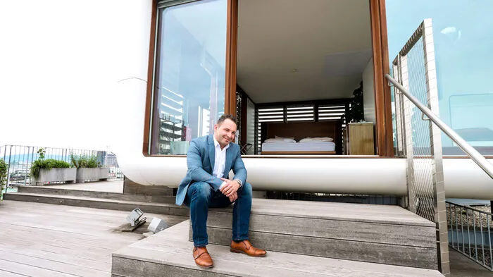 Der Hoteldirektor des Daniel der Weitzer-Hotelgruppe, Mihajlo Mecanovic, kann mit dem Loftcube auf dem Dach des Hauses neben dem Hauptbahnhof mit Sicherheit eines der außergewöhnlichsten Zimmer in Graz anbieten.