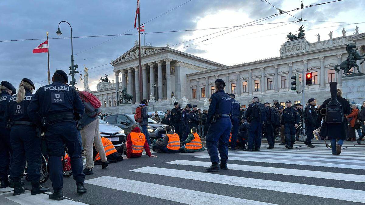 Protest der „Letzten Generation“ | Blockade auf der Ringstraße vor dem österreichischen Parlament