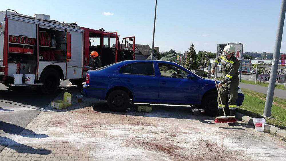 Feuerwehr Mühldorf band den ausgeflossenen Treibstoff