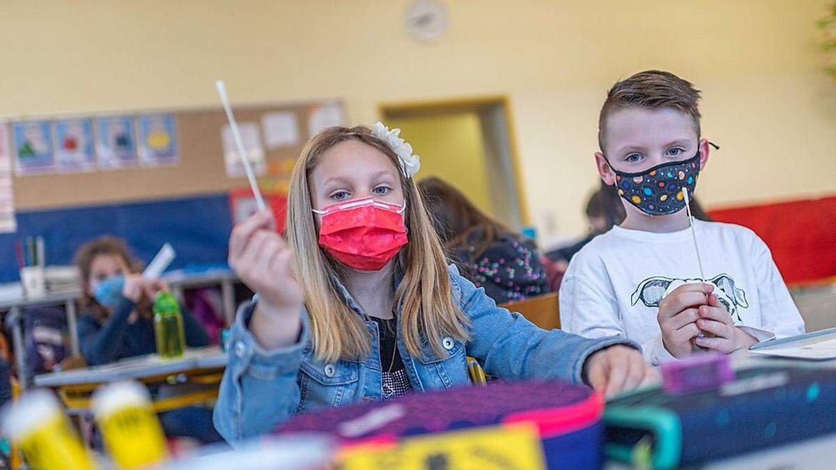 Die Nasenbohrer-Tests wenden die Schüler selbst an