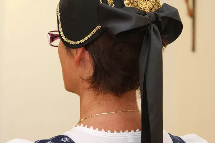 Offiziell unter der Haube ist eine Braut in Kärnten übrigens erst nach Mitternacht. "Nach dem Kranzlabtanzen setzte ihr die Altmutter eine Haube auf", erklärt Lattacher. Daher kommt auch der Spruch "unter der Haube sein".