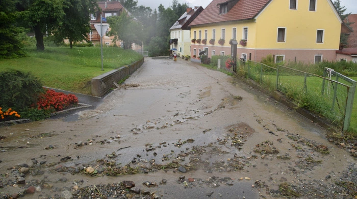 Über dem Murtal gingen am Montag erneut Unwetter nieder. Die Feuerwehren mussten ab dem mittleren Nachmittag ausrücken um Keller auszupumpen und Straßen zu räumen.