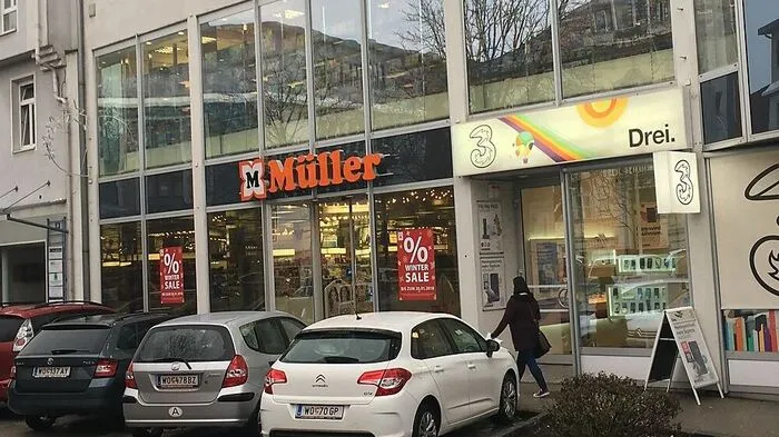 Seit 15 Jahren besteht die Filiale der Drogerie Müller am Weiher in Wolfsberg. Nun wurde der Mietvertrag verlängert
