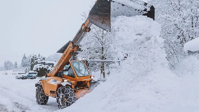 Schnee in Salzburg: Ein Räumfahrzeug schaufelt in Kaprun die Straßen frei