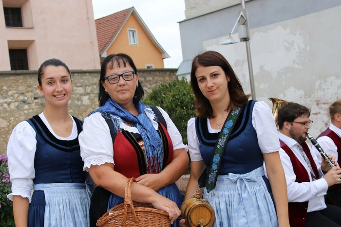 Die hübschen Maketenderinnen verwöhnen die Gäste dabei mit erlesenen Schnäpsen.