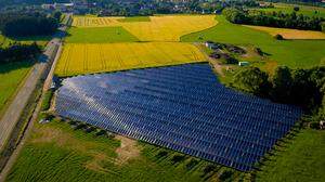 Im Süden Friesachs stehen auf einem Feld thermische Solarkollektoren und eine PV-Anlage
